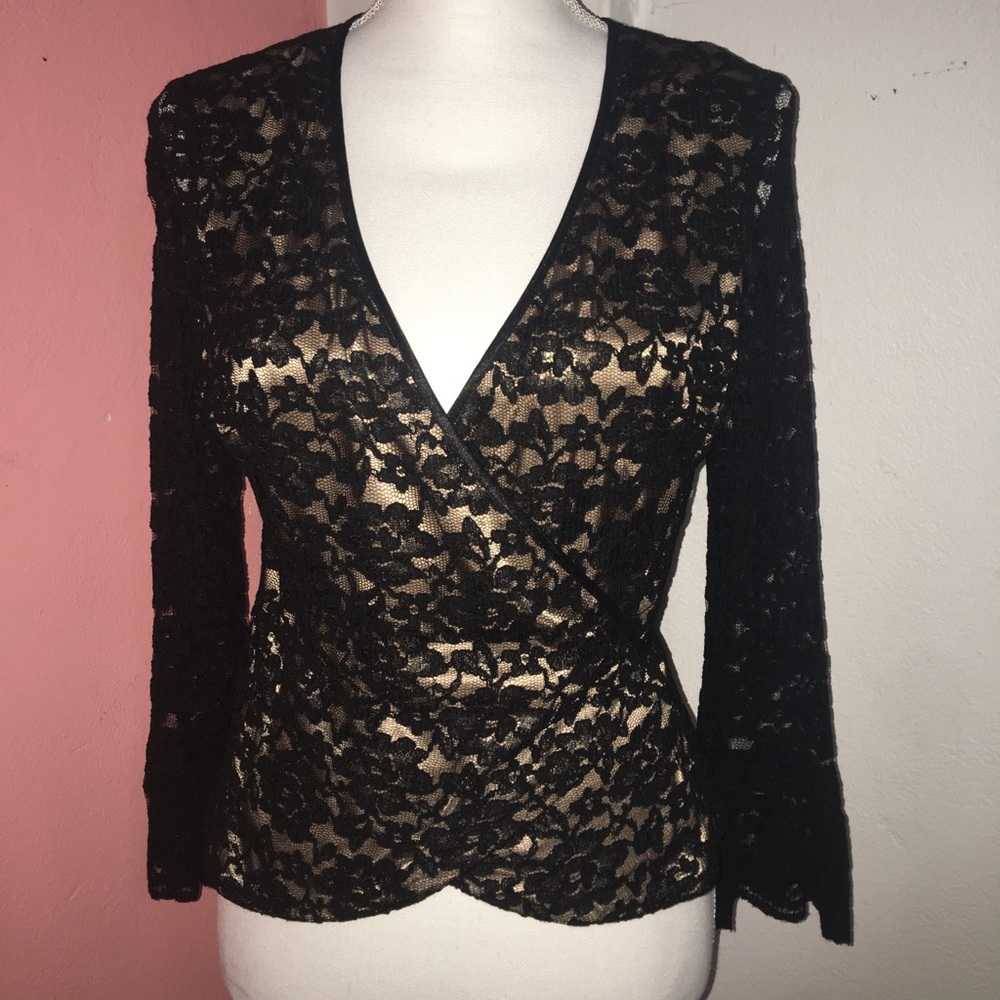 Lace black top w bell sleeves✨